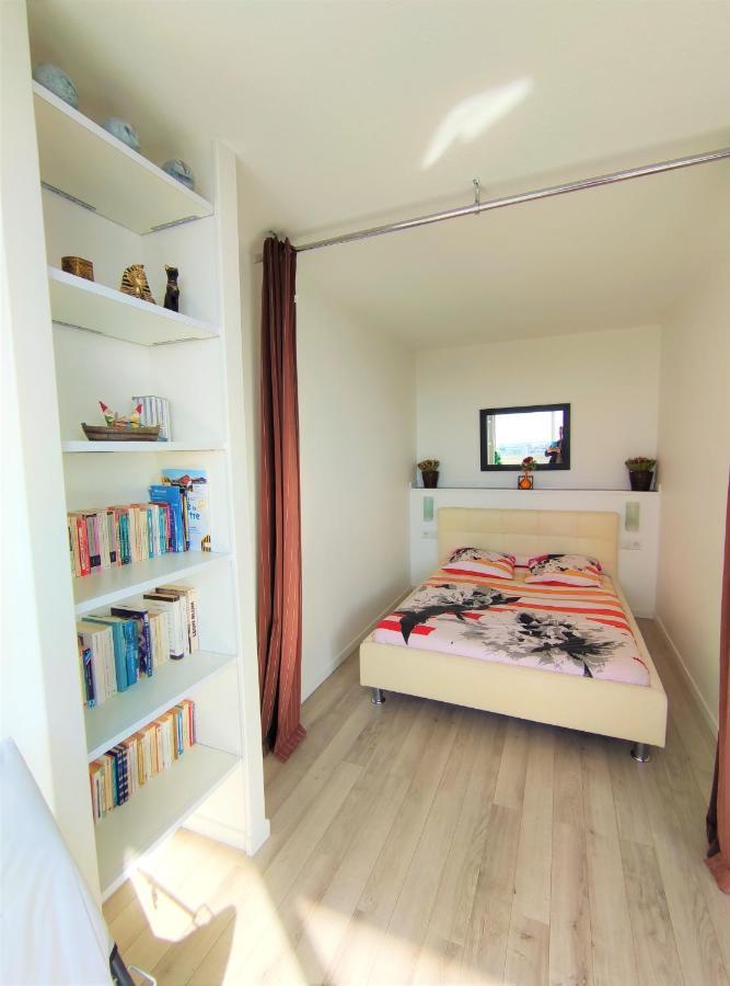 5 appartements indépendants situés à mi-chemin entre le Vieux Port et le Pont de l île de Ré La Rochelle  Exterior foto