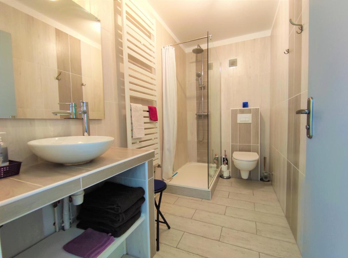 5 appartements indépendants situés à mi-chemin entre le Vieux Port et le Pont de l île de Ré La Rochelle  Exterior foto