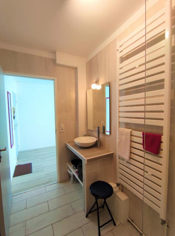 5 appartements indépendants situés à mi-chemin entre le Vieux Port et le Pont de l île de Ré La Rochelle  Exterior foto
