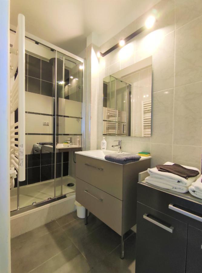 5 appartements indépendants situés à mi-chemin entre le Vieux Port et le Pont de l île de Ré La Rochelle  Exterior foto